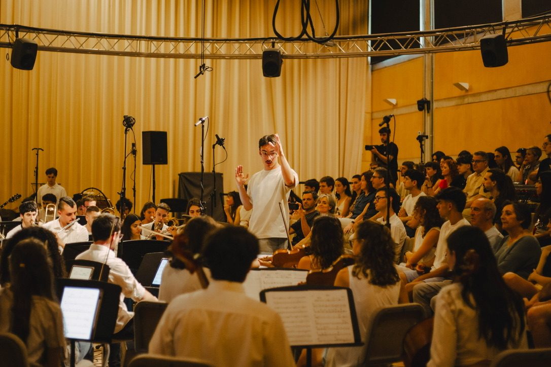 Guillermo López Calleja conducting an open rehearsal of EGO