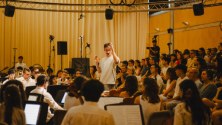 Guillermo López Calleja dirigiendo un ensayo de EGO