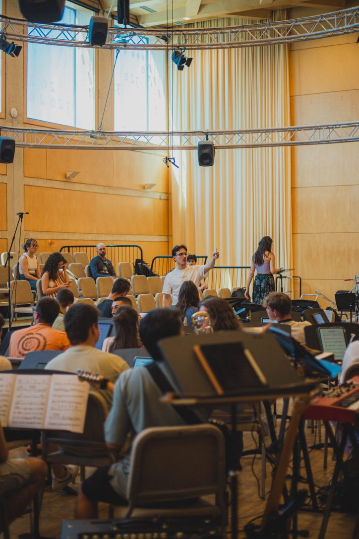 Guillermo López Calleja cueing the orchestra during rehearsal