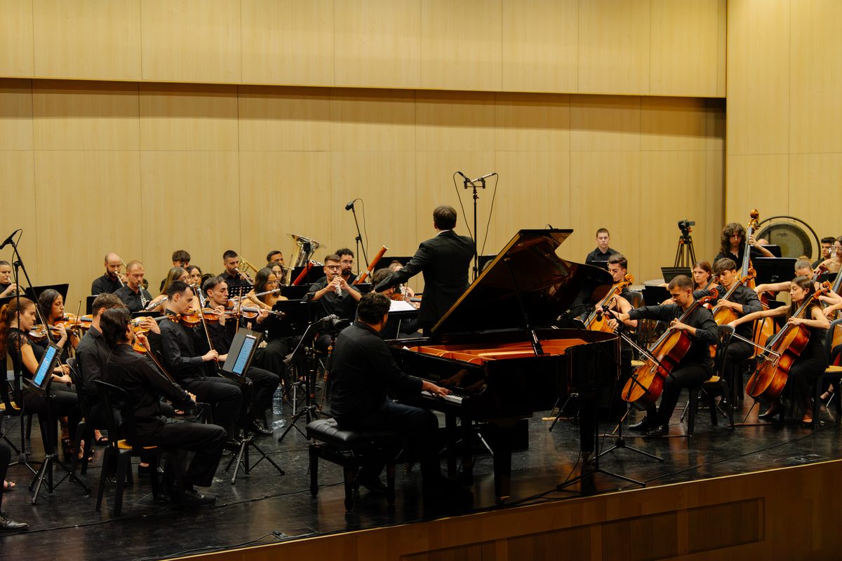 Kairós Orchestra in concert with piano