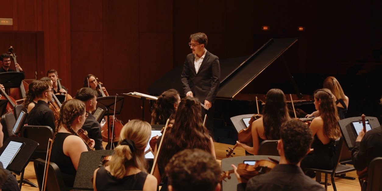 Guillermo López Calleja before the orchestra and the piano