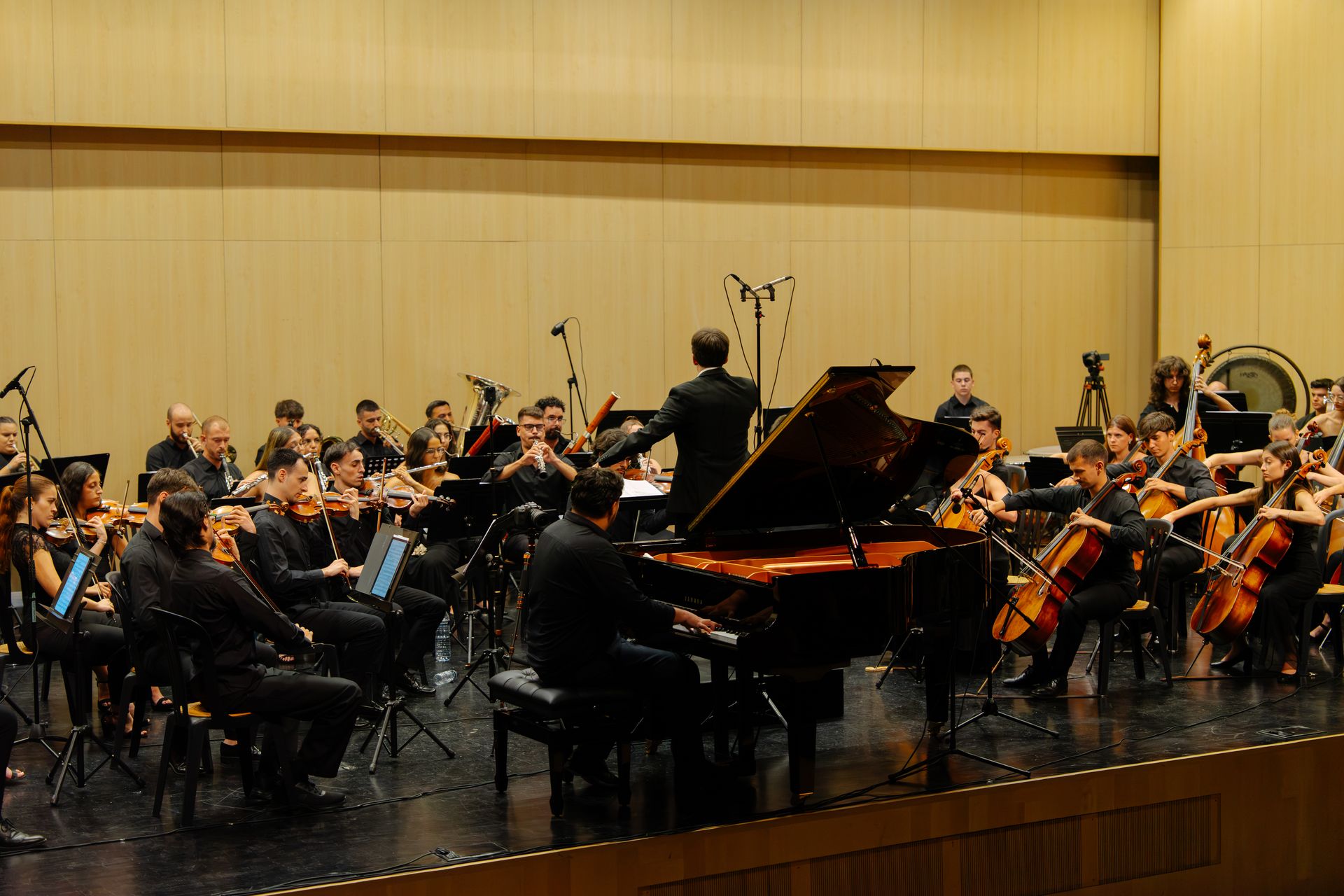 Kairós Orchestra y el piano solista en el escenario