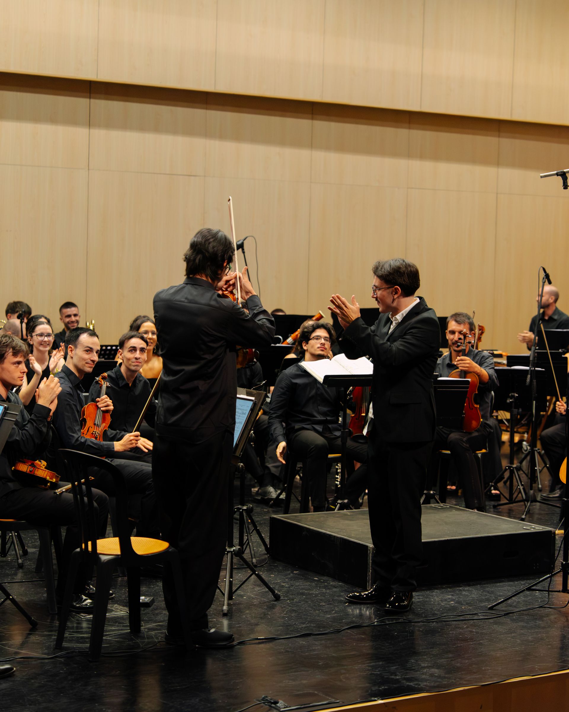 Guillermo López Calleja conducting, back to the audience