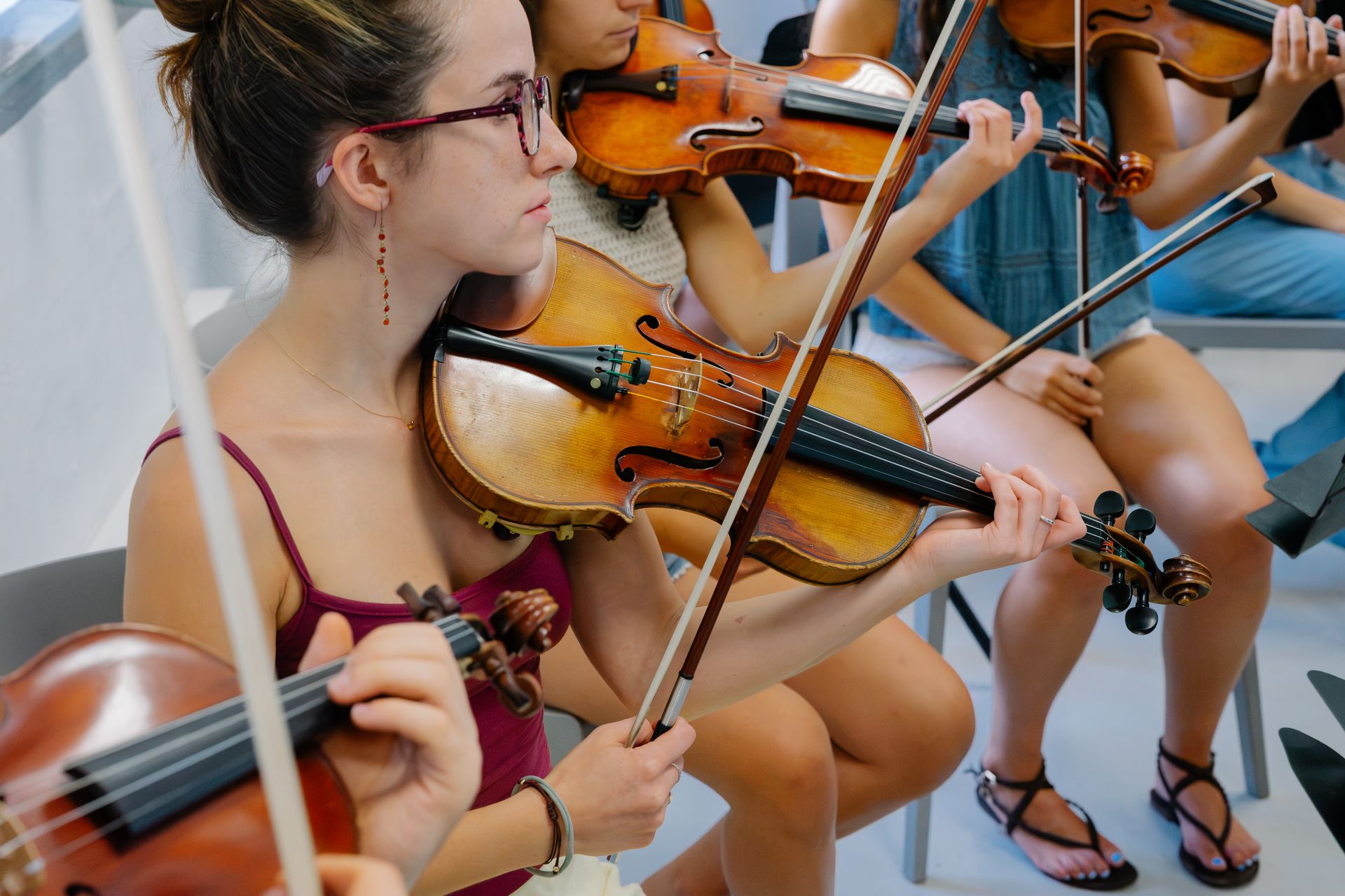 Kairós Orchestra violinists during rehearsal