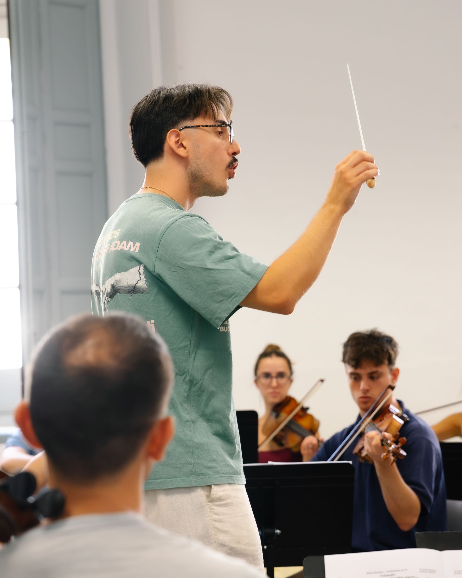 Rehearsal: Guillermo López Calleja with the baton