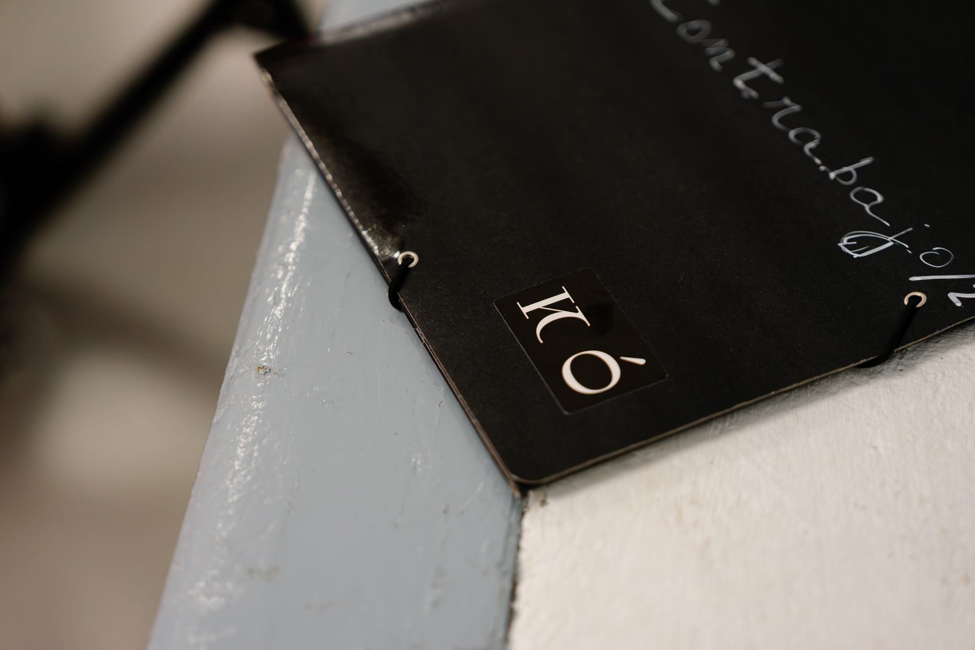 Music stand with the Kairós name, detail