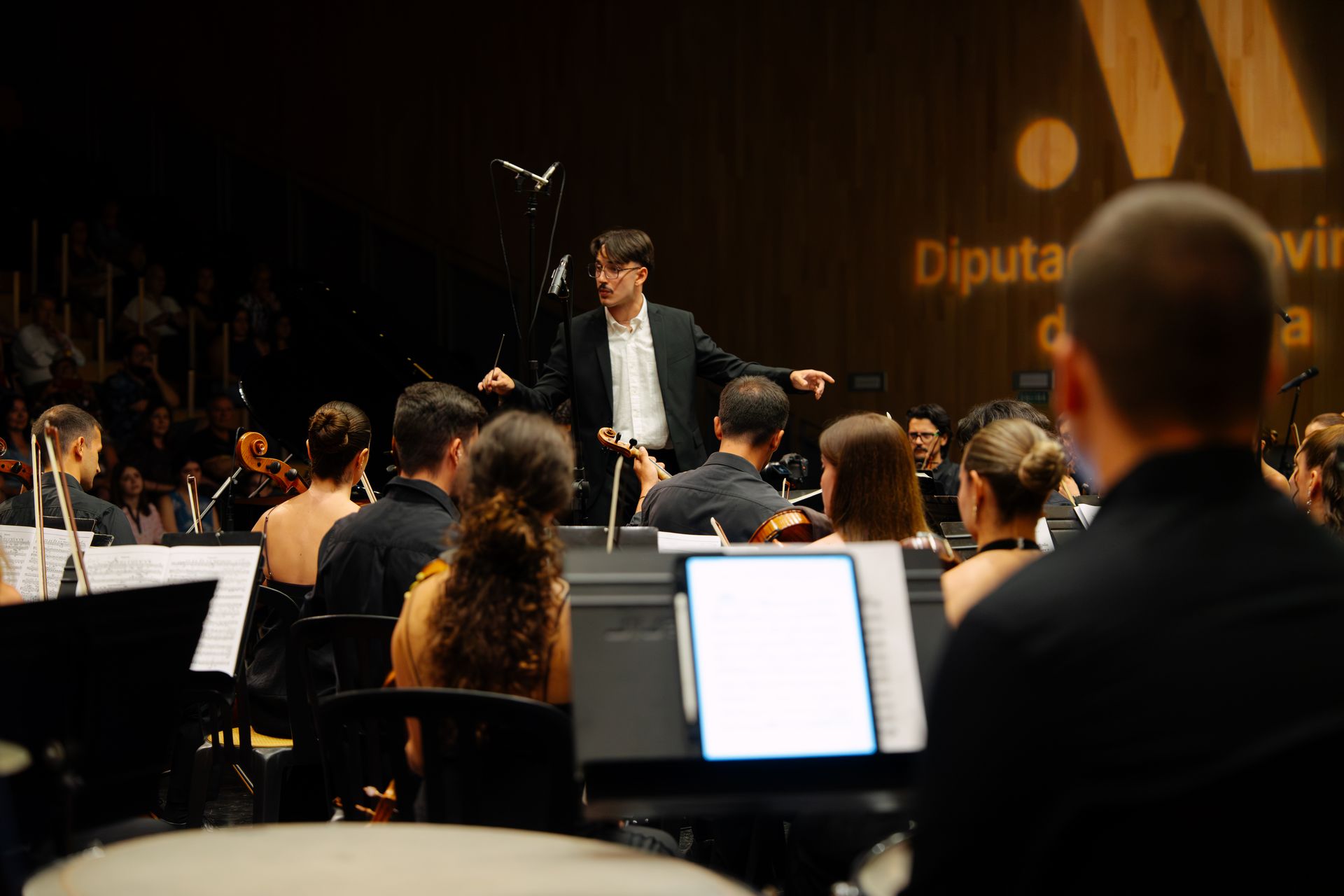 Guillermo López Calleja conducting Kairós Orchestra at the Teatro Edgar Neville