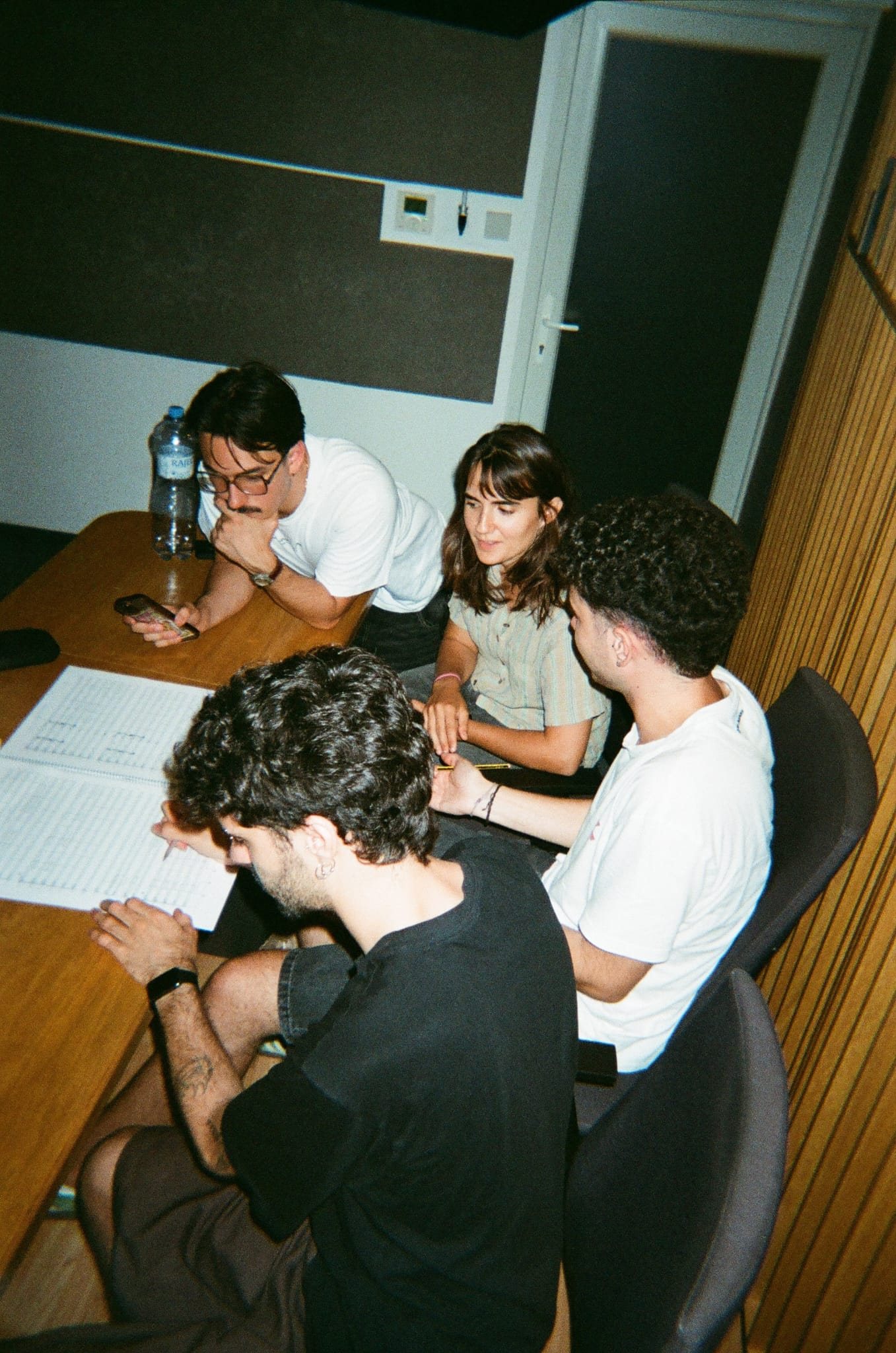 Revisando la partitura durante la grabación