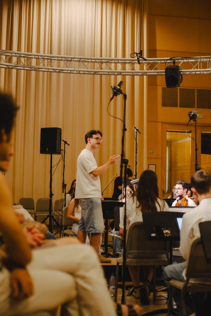 Guillermo López Calleja talking to the orchestra