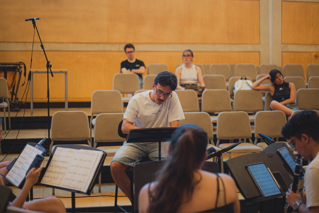 Guillermo López Calleja studying the score among the musicians